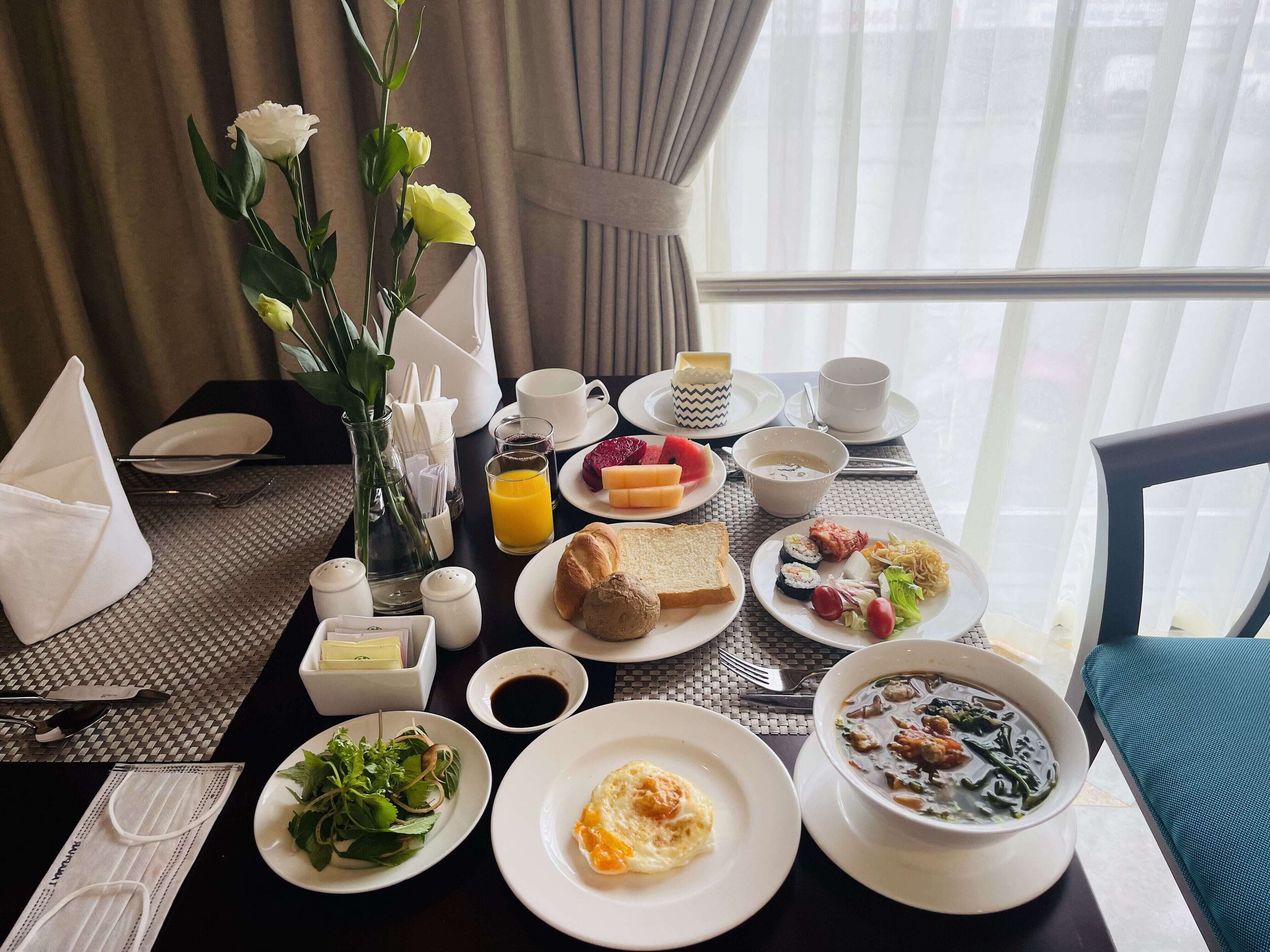 Daily buffet breakfast (VND 285000 per person)