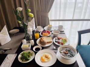 Desayuno buffet diario (VND 285000 por persona)