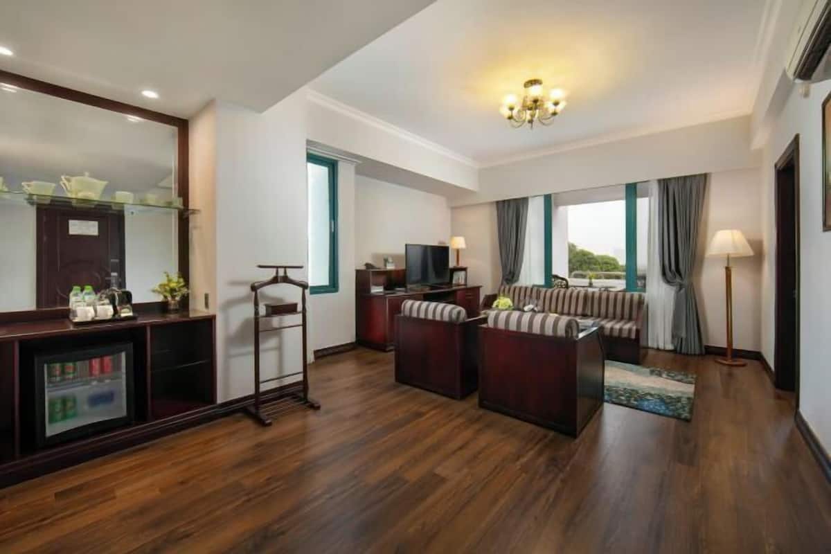 Living area | Flat-screen TV