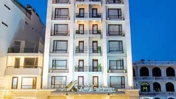 Majoituspaikan julkisivu illalla/yöllä