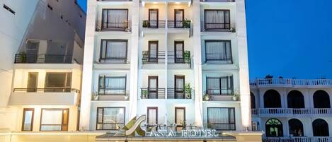 Fassade der Unterkunft – Abend/Nacht