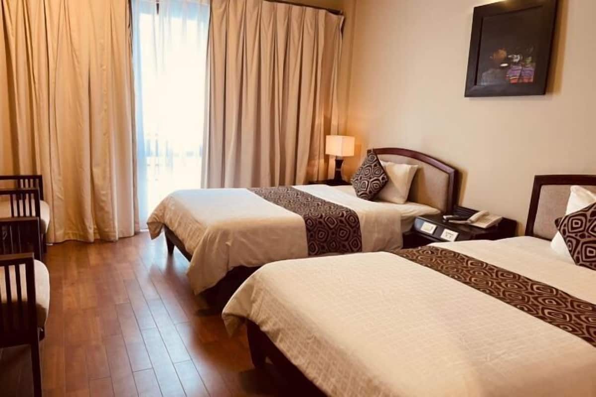 أغطية فراش متميزة وميني بار وخزنة داخل الغرفة ومكتب