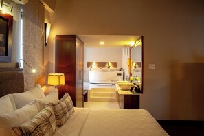 Asia suite | Phòng tắm | Vòi sen/bồn tắm kết hợp, đồ dùng nhà tắm miễn phí, máy sấy tóc