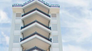 A tall building with multiple balconies and a patterned roof. - Thai Binh Hotel 2 (Hue)