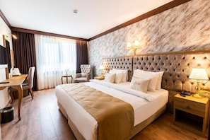 Shower, rainfall showerhead, hair dryer, slippers - Marble Hotel (Istanbul)