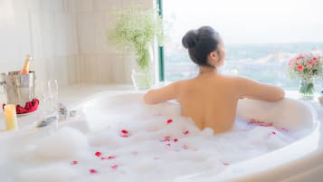 Executive-Suite | Badezimmer | Badewanne und Dusche (separat), Komfortbadewanne