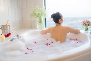 Bañera y ducha independientes, bañera profunda