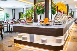 Se sirven desayunos, almuerzos y cenas; cocina asiática