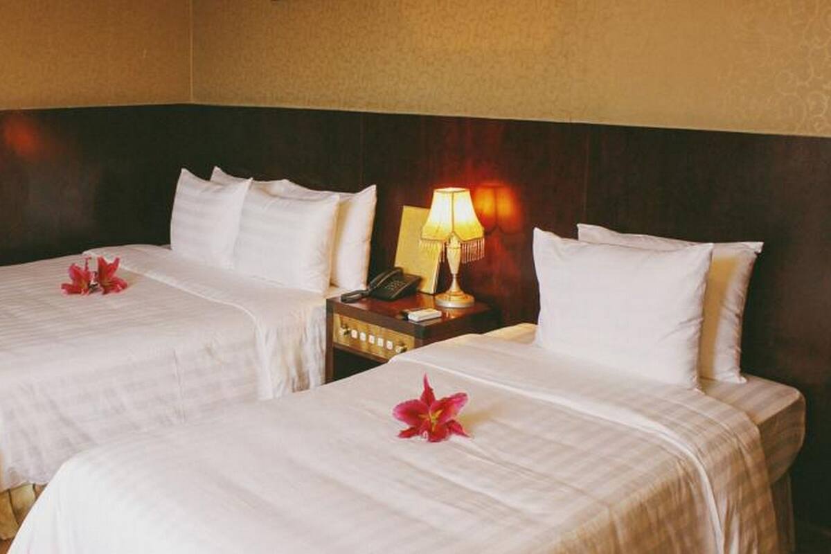 Minibar, in-room safe, desk, WiFi (free)