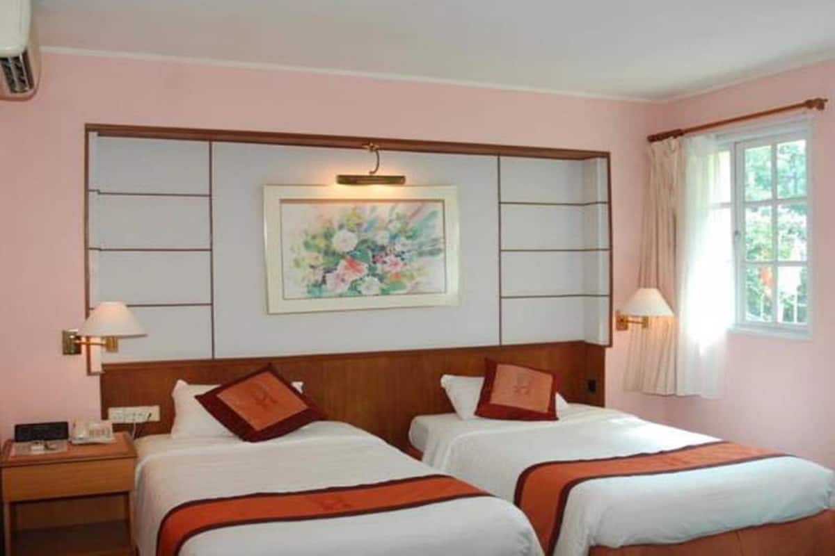 Superior Room | Minibar, in-room safe, desk, blackout drapes