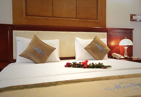 Standard Double Room | Peralatan tempat tidur premium, bar mini, peti besi dalam bilik