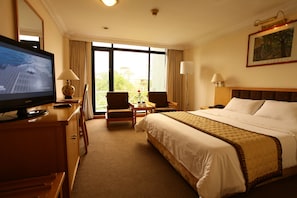 Executive Room | In-room safe, desk, soundproofing, free cribs/infant beds