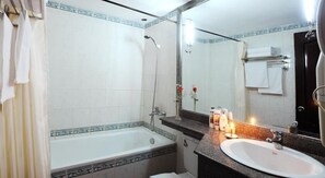 Duschwanne, Whirlpool, kostenlose Toilettenartikel, Haartrockner
