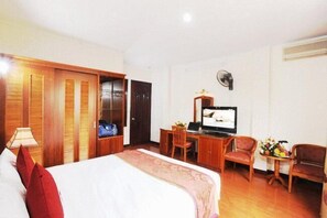 Habitación doble Deluxe | Minibar, caja de seguridad en la habitación y escritorio 