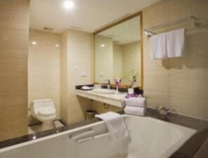 Combined shower/bathtub, jetted bath, free toiletries, hair dryer - Ngoc Mai Hotel (Hanoi)