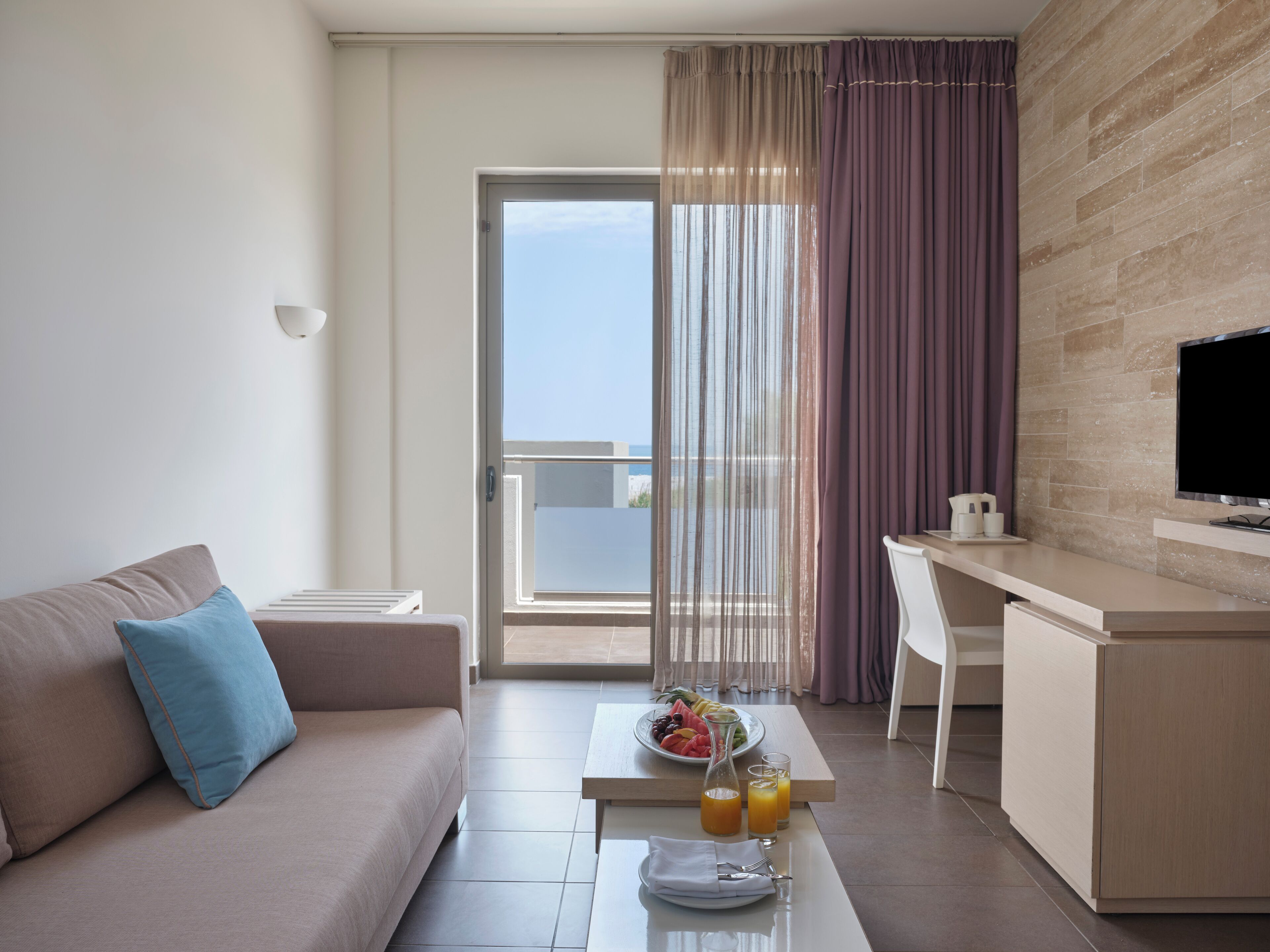 One Bedroom Suite Limited Sea View | Área de estar | TV