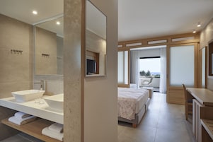 Family Room Sliding Door Sea View | Mobiliario individual, wifi gratis, ropa de cama