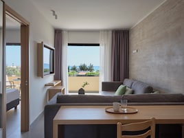 One Bedroom Superior Family Room Sea View | Zona de estar | Una televisión