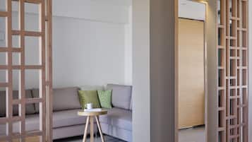 Two Bedroom Suite Pool View | Área de estar | TV