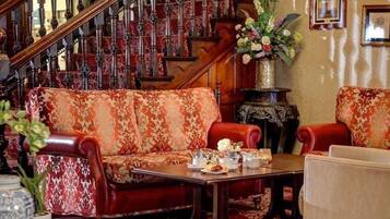 2 bars/lounges, lobby lounge