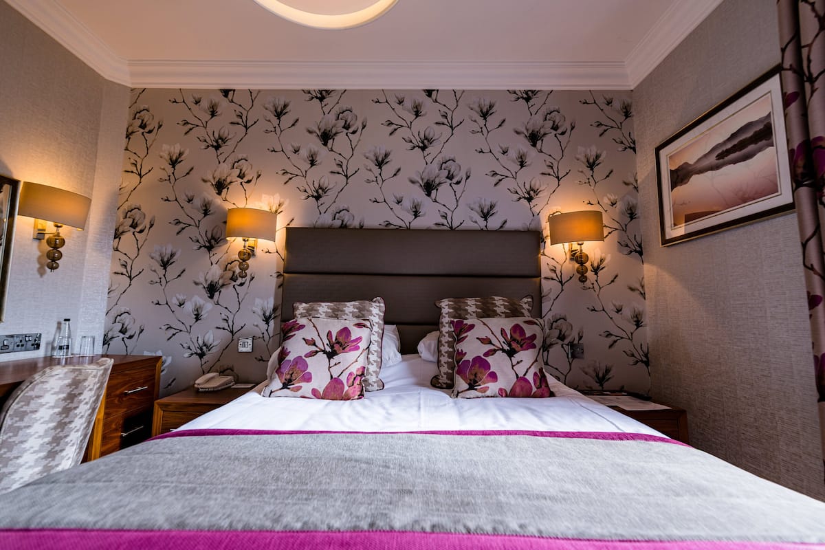 1 bedroom, desk, free wifi, bed sheets