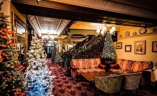 2 บาร์/เลานจ์, ล็อบบี้เลานจ์