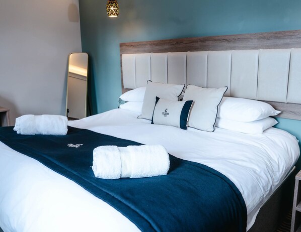Club Double or Twin Room, 1 Double Bed, Non Smoking | Desk, free WiFi, bed sheets