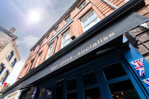 Exterior - The George Hotel (Penrith)