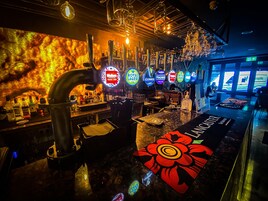 2 bars/lounges, lobby lounge