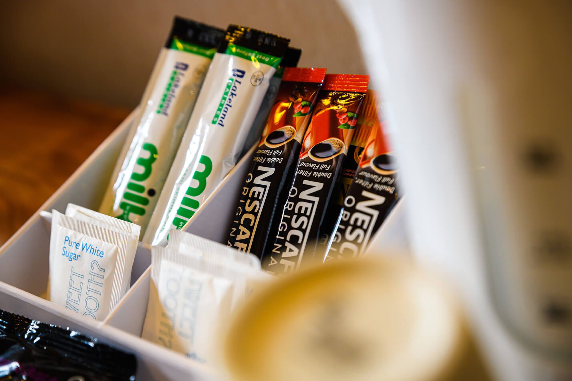 Un recipiente con varios pods de café Nescafé.