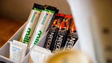 Un recipiente con varios pods de café Nescafé.