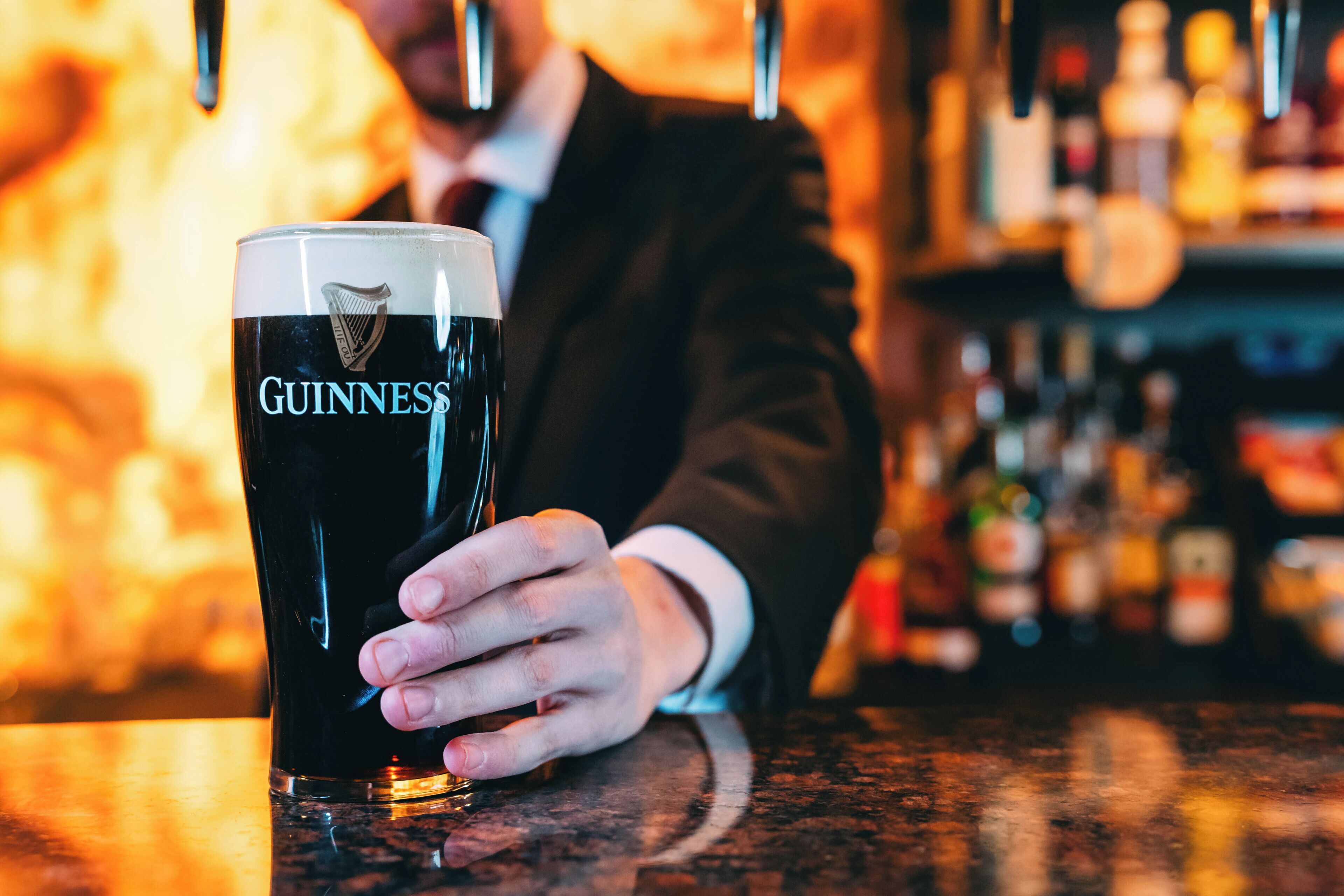Una cerveza Guinness en la barra de un bar.
