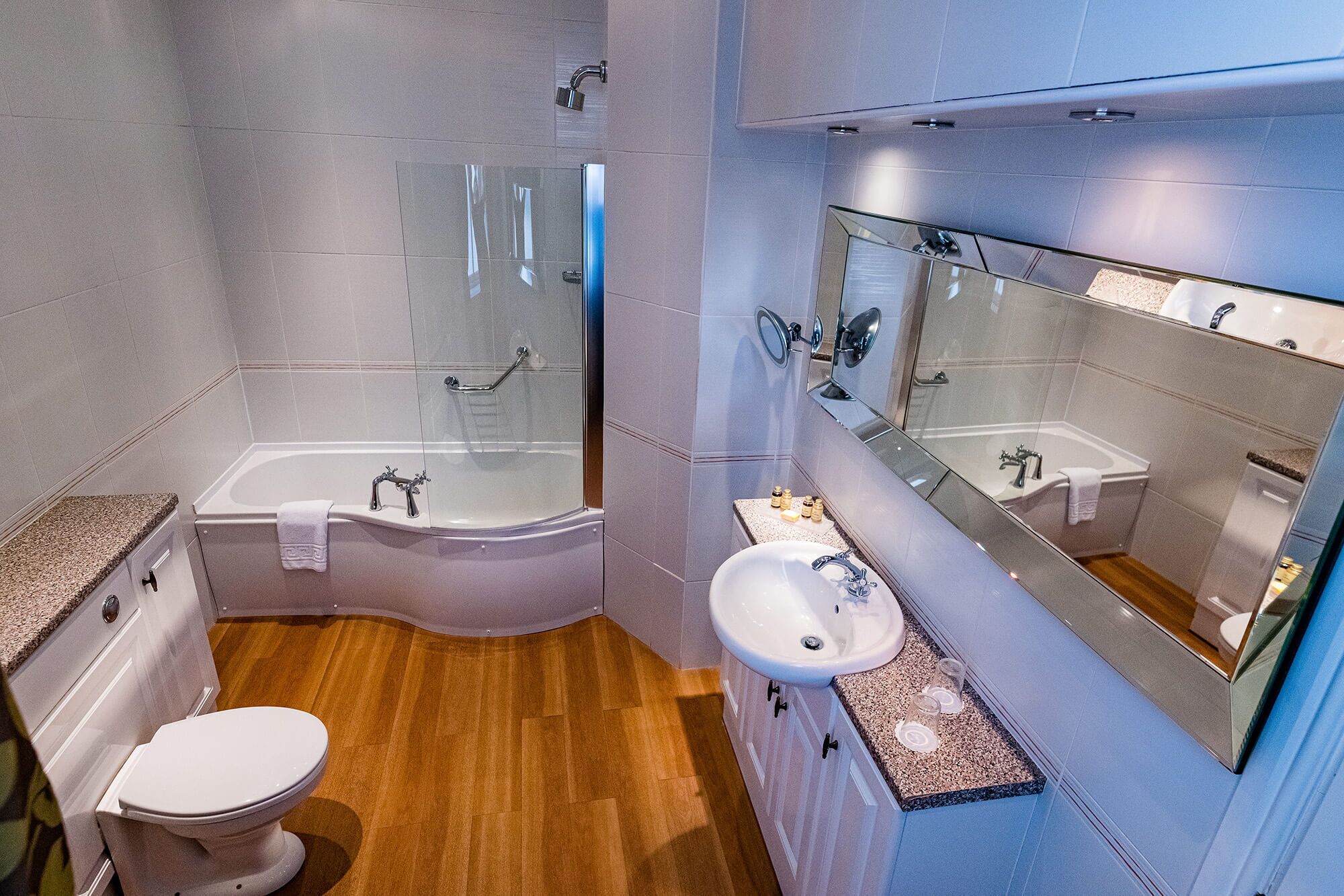 deluxe double or twin room, 1 double bed, non smoking | bathroom | combined shower/bathtub, free toiletries, hair dryer, towels