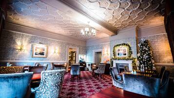 Breakfast, lunch, dinner served; British cuisine