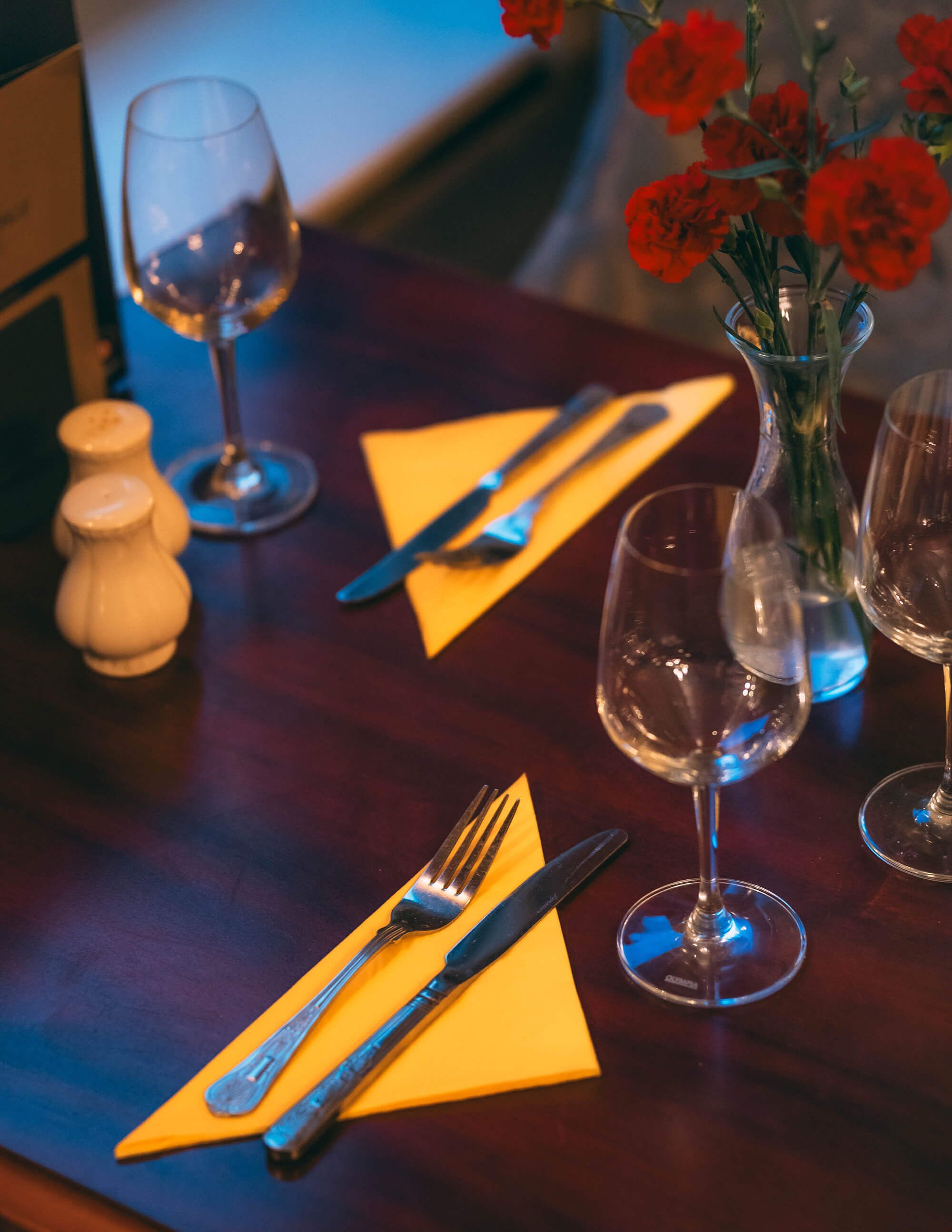 breakfast, lunch, dinner served; british cuisine