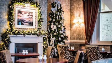 朝食、ランチ、ディナーに営業 (イギリス料理)
