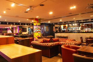 Serves breakfast, lunch and dinner - a&o Edinburgh City - Hostel (Edinburgh)
