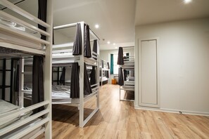 A hotel room with bunk beds, a wardrobe, and a door. - a&o Hostel Edinburgh City (Edinburgh)