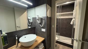 Habitación familiar doble | Baño | Artículos de higiene personal ecológicos, secador de pelo y toallas