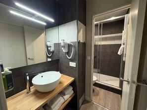 Habitación doble familiar | Baño | Amenidades de baño ecológicas, secadora de cabello, toallas 