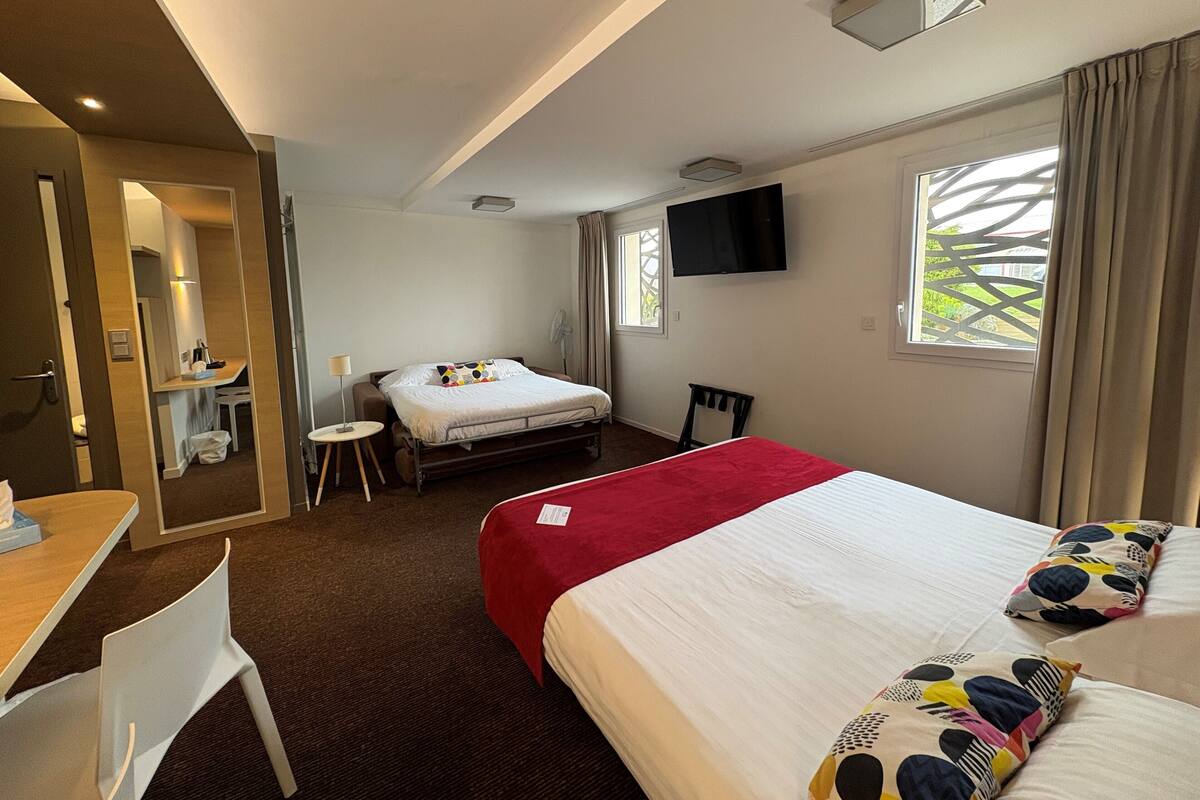 Kamar Quadruple Superior, 1 kamar tidur | Meja kerja, tirai kedap cahaya, kedap suara, dan Wi-Fi gratis