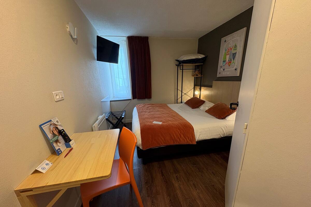 Kamar Double Standar untuk 1 Orang | Meja kerja, tirai kedap cahaya, kedap suara, dan Wi-Fi gratis