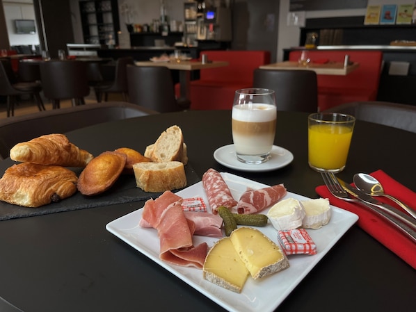 Buffet déjeuner (13.50 EUR par personne)