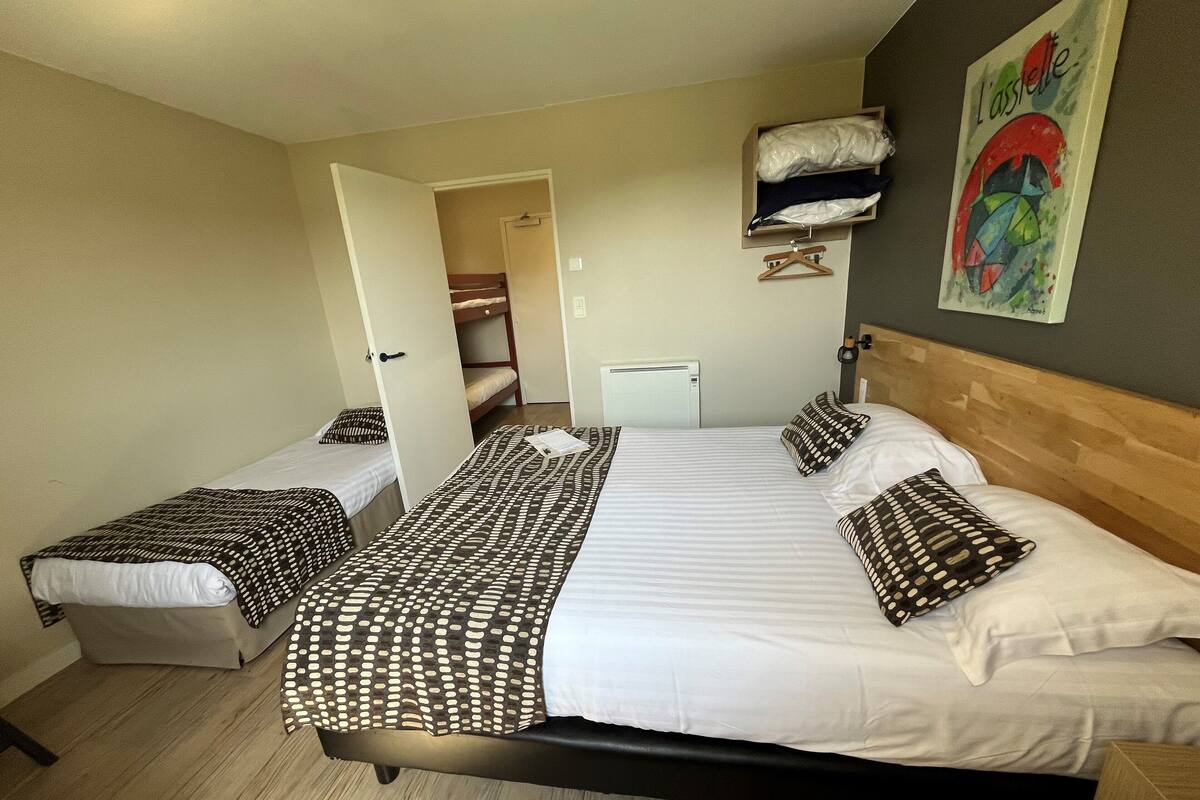 Kamar Quadruple Comfort, 1 kamar tidur | Meja kerja, tirai kedap cahaya, kedap suara, dan Wi-Fi gratis