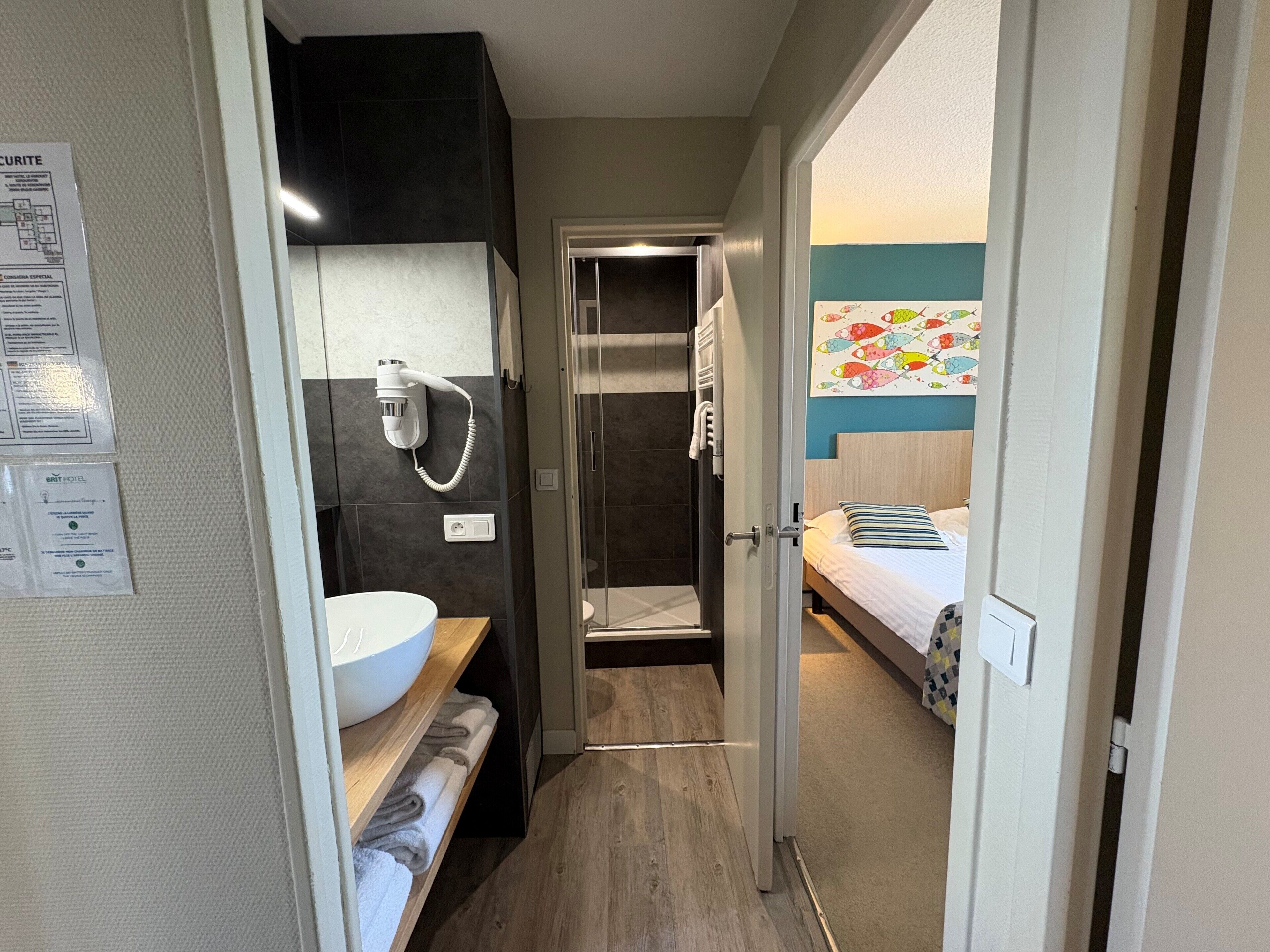 Familie tweepersoonskamer | Individueel gedecoreerd, individueel gemeubileerd, een bureau