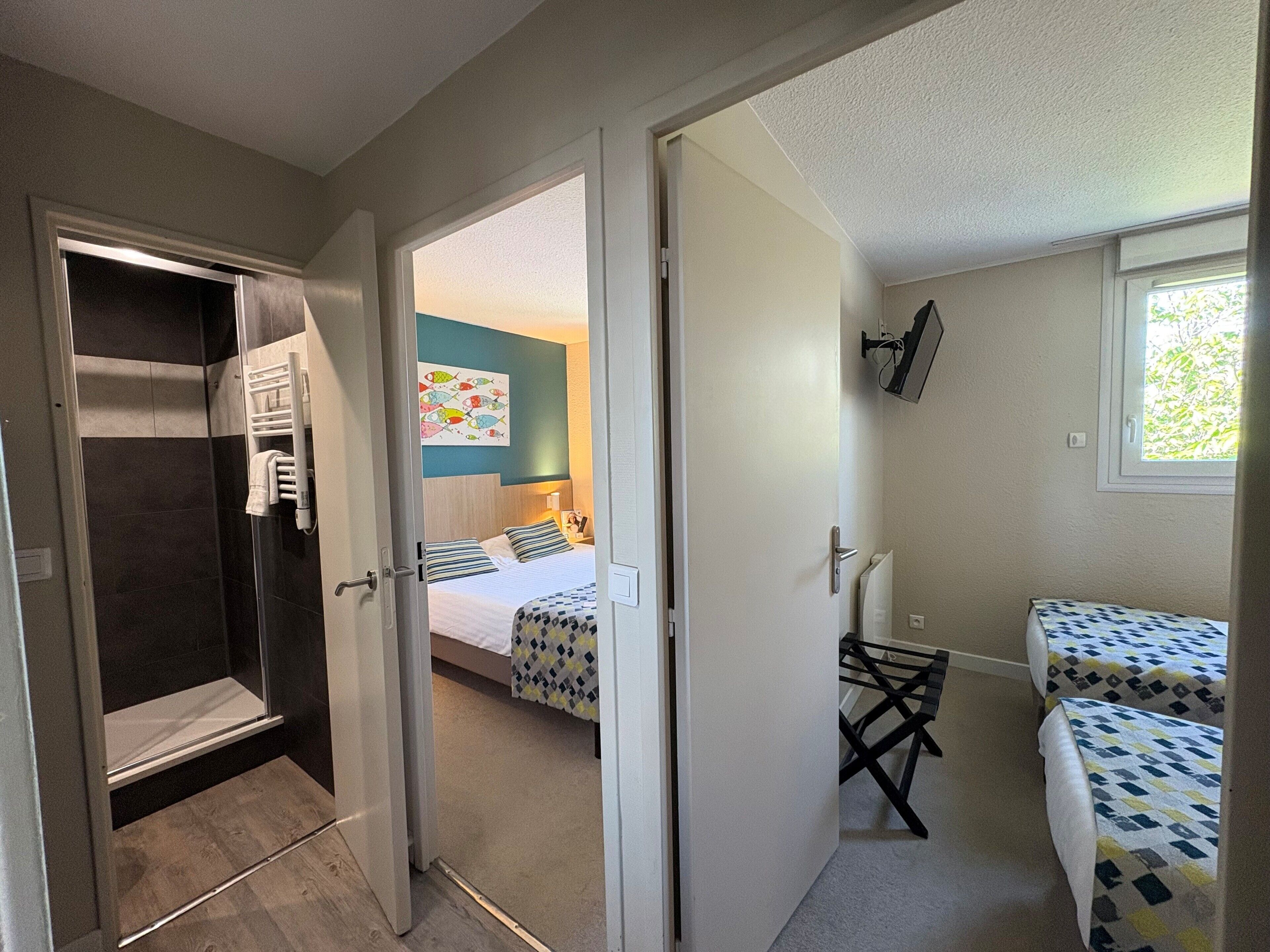 Ein Schlafzimmer mit einem Bett, einem Nachttisch, einem Sessel und einem Fenster.