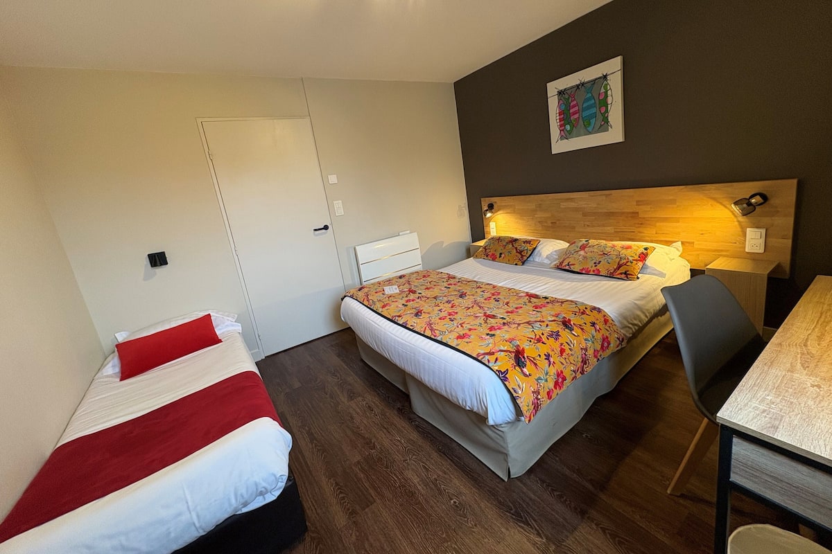 Comfort driepersoonskamer, 1 slaapkamer | 1 slaapkamer, individueel gedecoreerd, individueel gemeubileerd