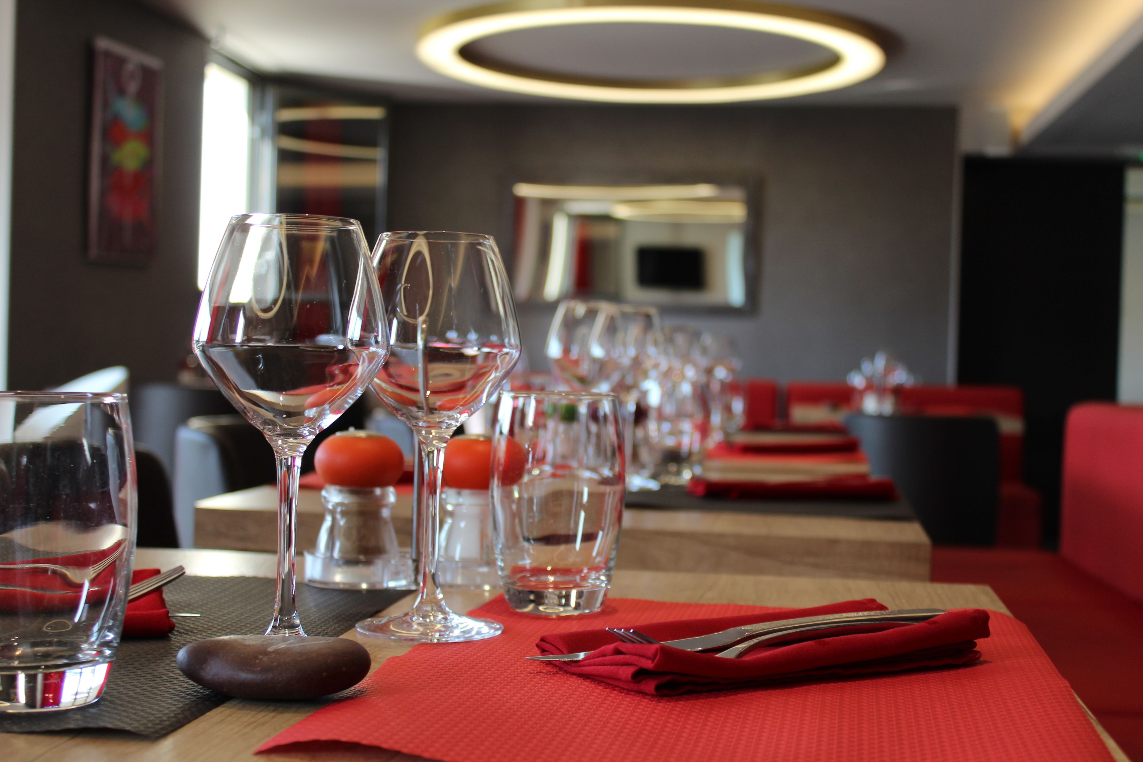 供應午餐和晚餐，法國料理