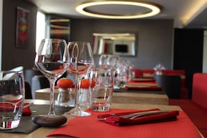 Phục vụ bữa trưa và bữa tối, món Pháp