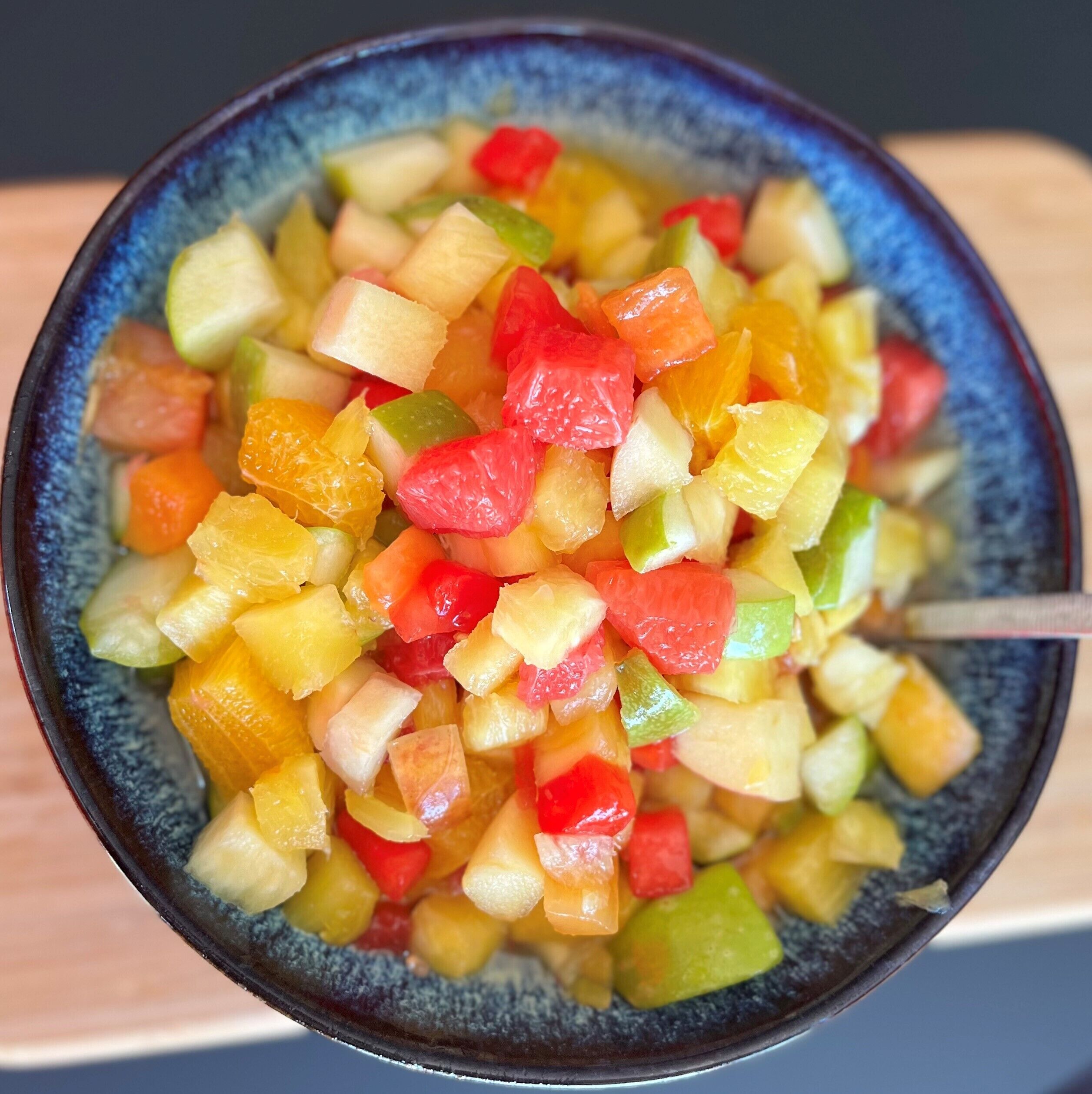 Un bol de amanida de fruita daurada.